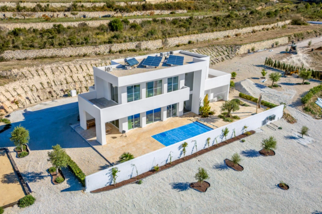 Moderna, nueva casa en un gran terreno rústico en Benitachell