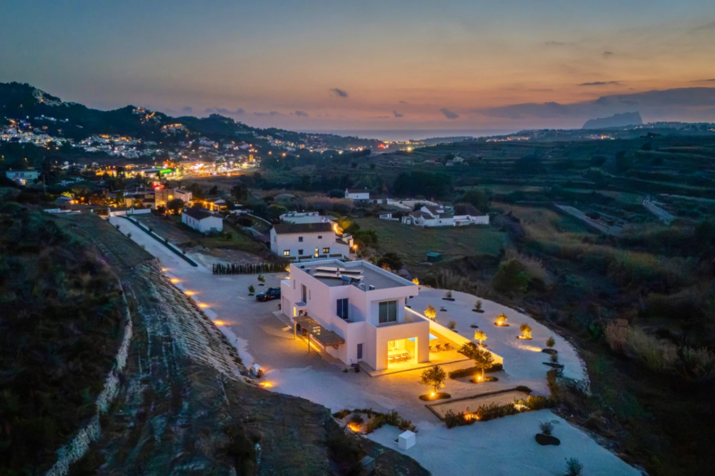 Moderna, nueva casa en un gran terreno rústico en Benitachell