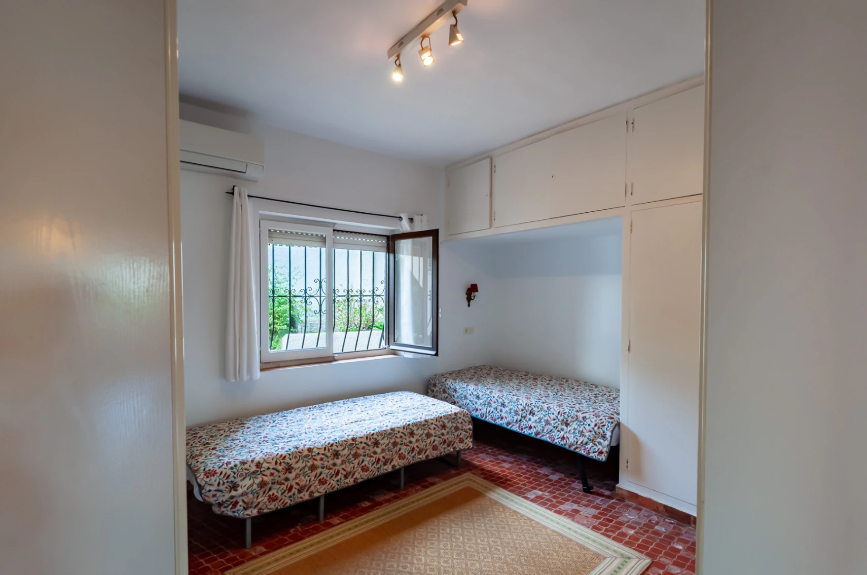 Villa avec des vues ouvertes imprenables et des vues partielles sur la mer à vendre à Pla Del Mar, Moraira