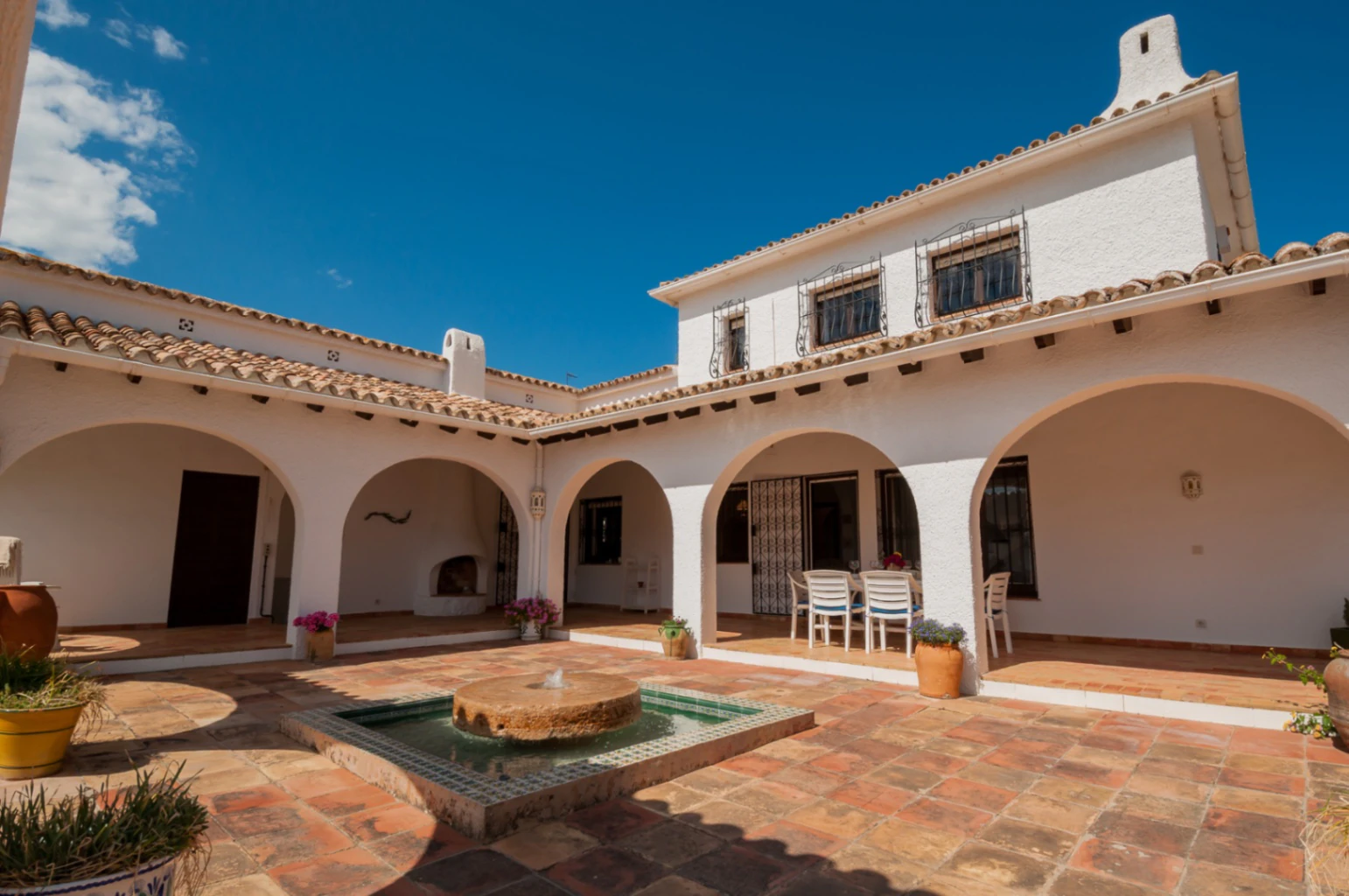 Villa avec des vues ouvertes imprenables et des vues partielles sur la mer à vendre à Pla Del Mar, Moraira
