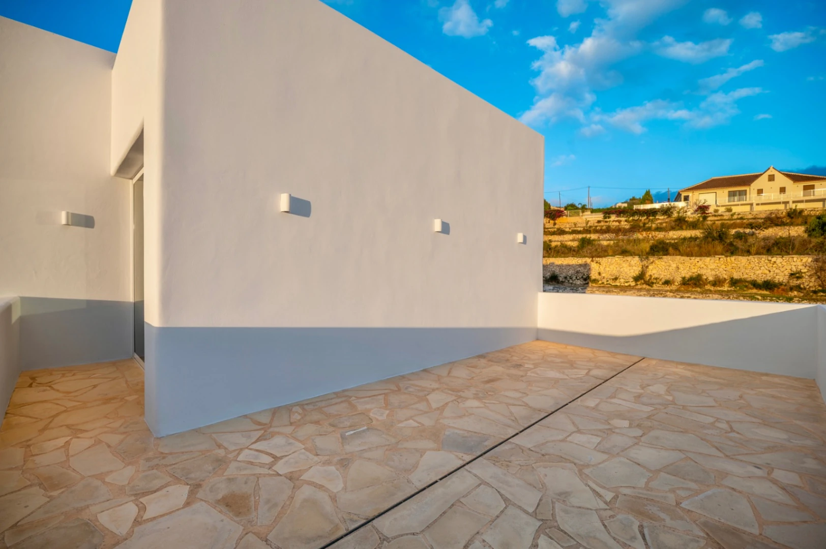 Moderna, nueva casa en un gran terreno rústico en Benitachell