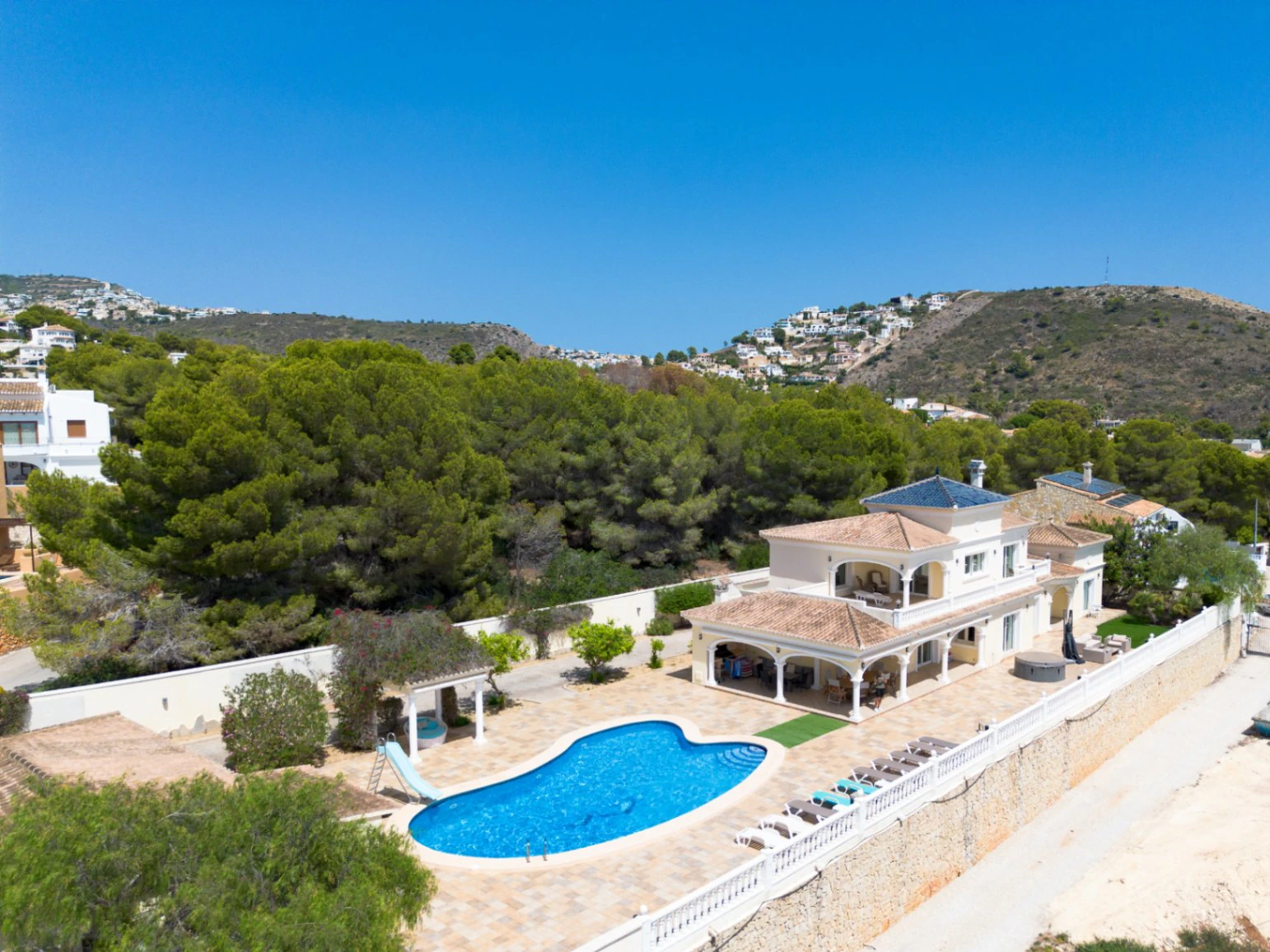 Gran villa elegante con vistas al mar en venta en Moraira