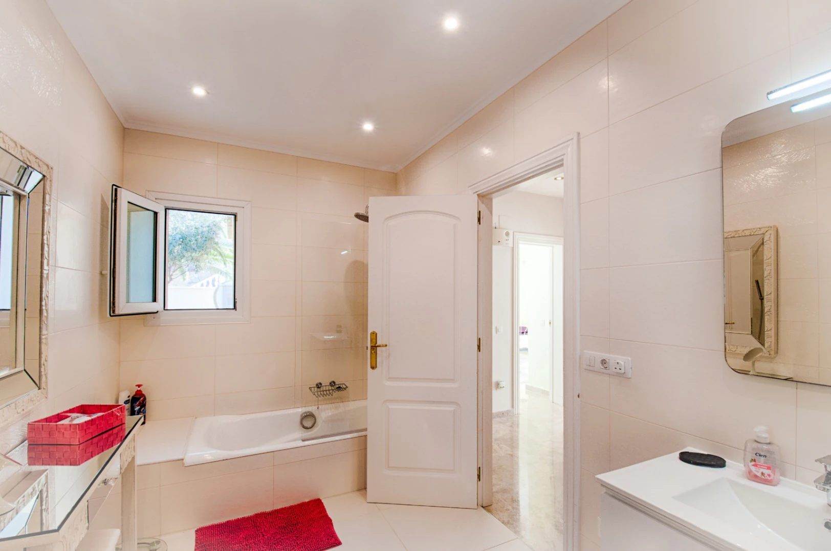 Gran villa elegante con vistas al mar en venta en Moraira
