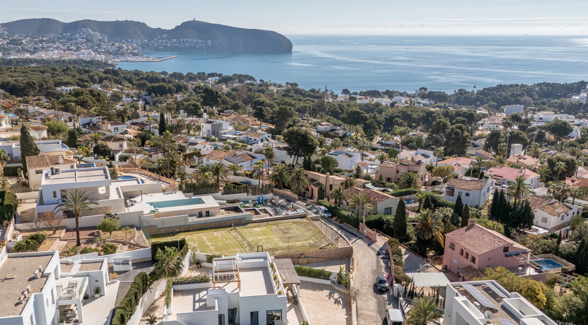 Villa de Luxe au Style Ibiza à Moraira — Élégance Méditerranéenne à Seulement 1 km de la Mer