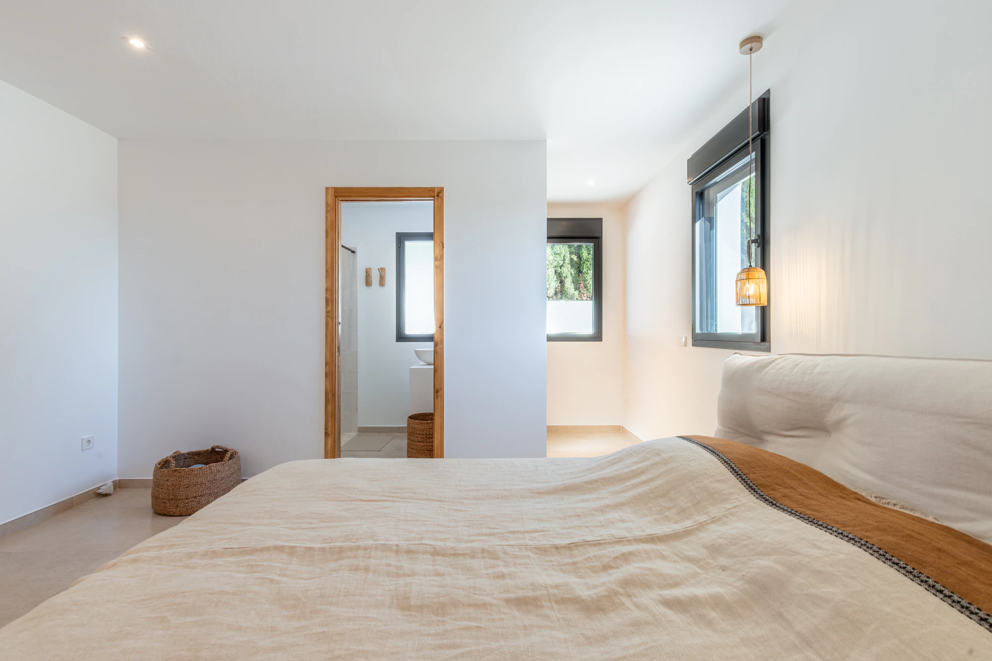 Villa de Luxe au Style Ibiza à Moraira — Élégance Méditerranéenne à Seulement 1 km de la Mer