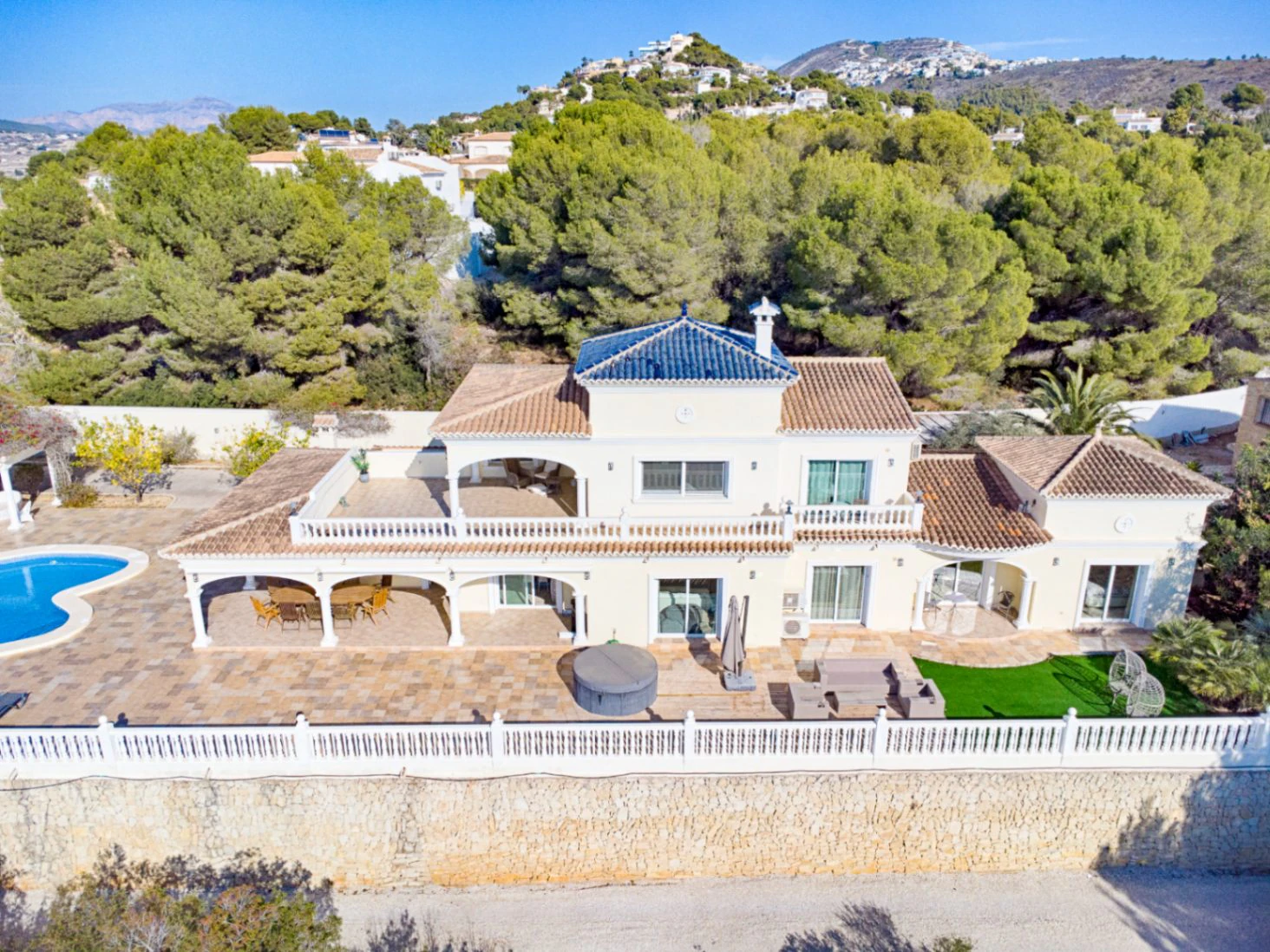 Gran villa elegante con vistas al mar en venta en Moraira