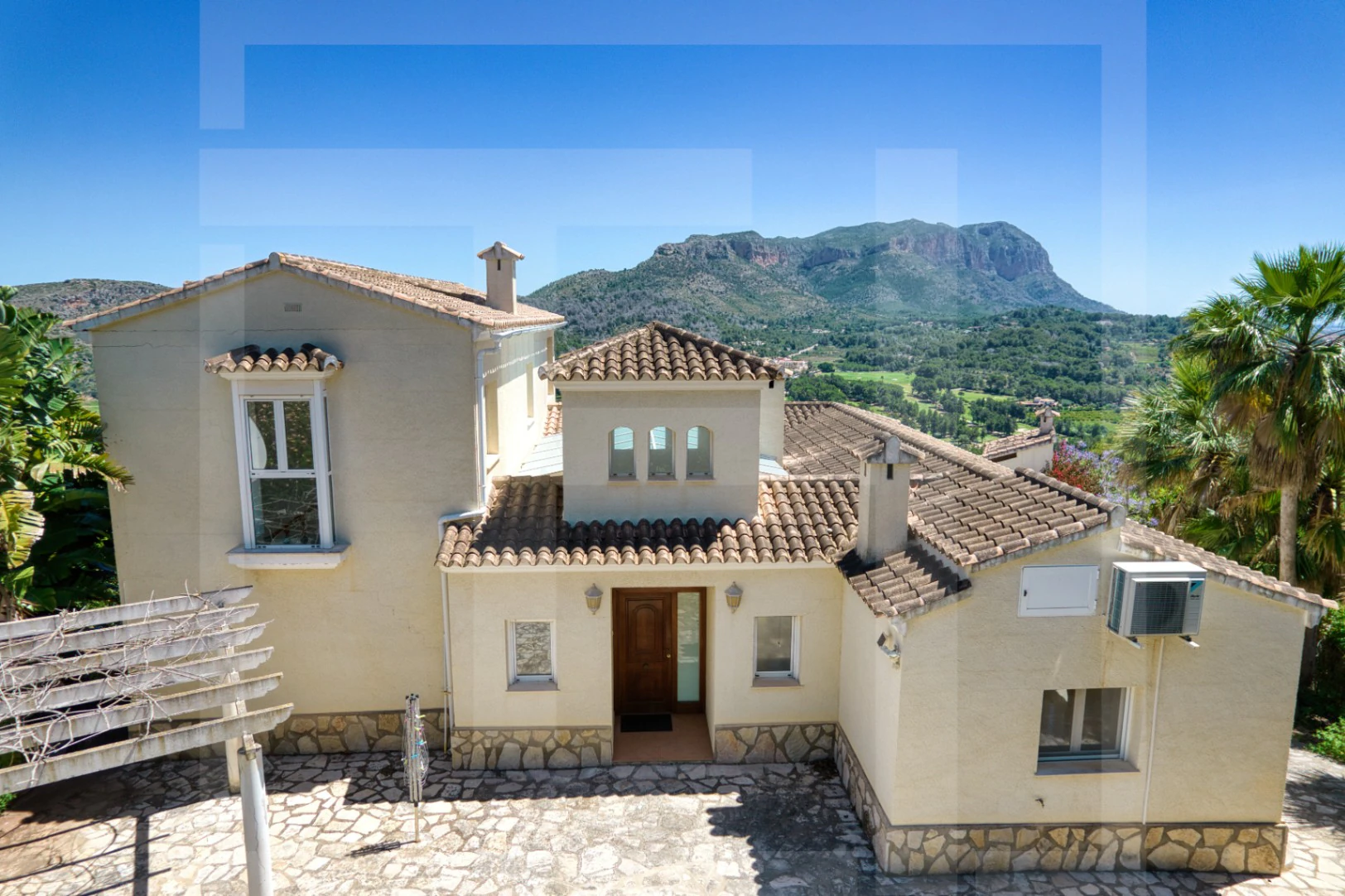 Villa en venta en La Sella con vistas al mar, golf y Montgó.