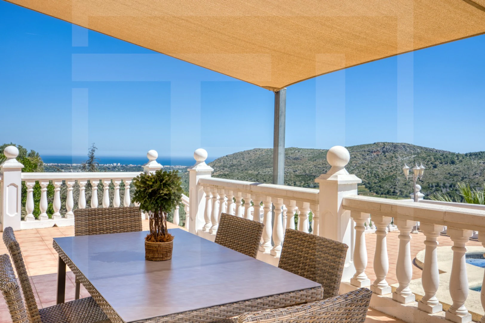 Villa en venta en La Sella con vistas al mar, golf y Montgó.