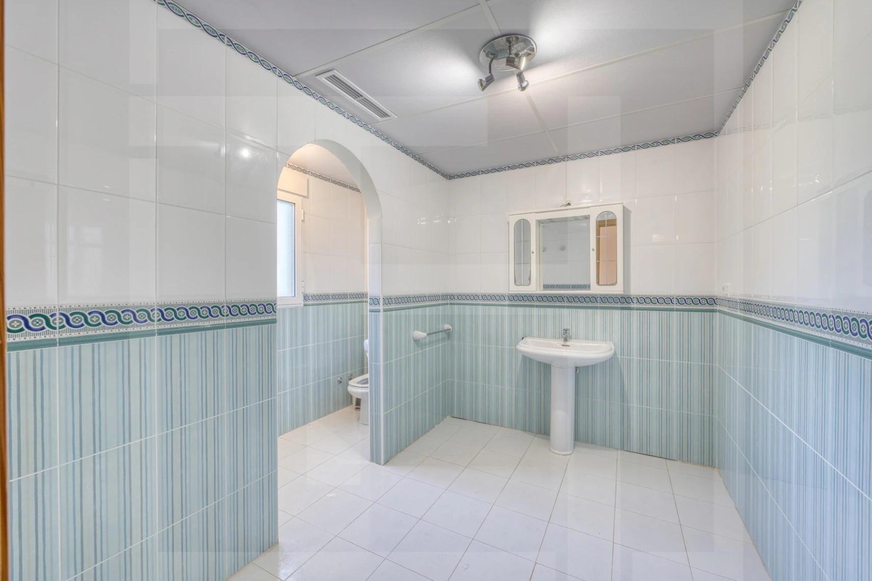 Villa en venta en La Sella con vistas al mar, golf y Montgó.