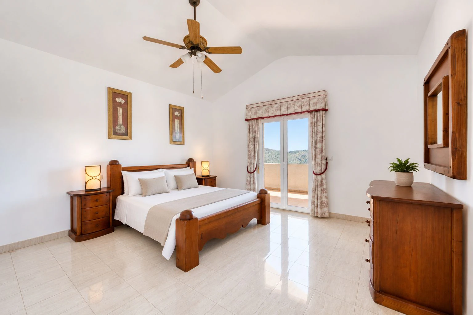 Villa en venta en La Sella con vistas al mar, golf y Montgó.