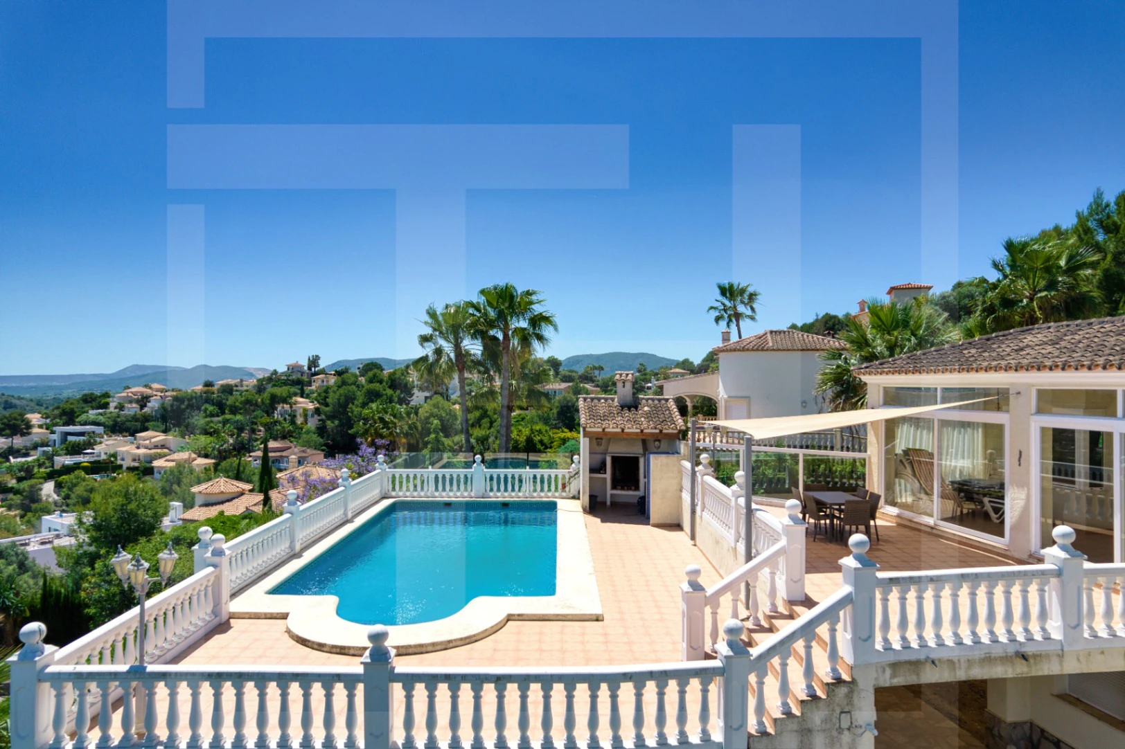 Villa en venta en La Sella con vistas al mar, golf y Montgó.