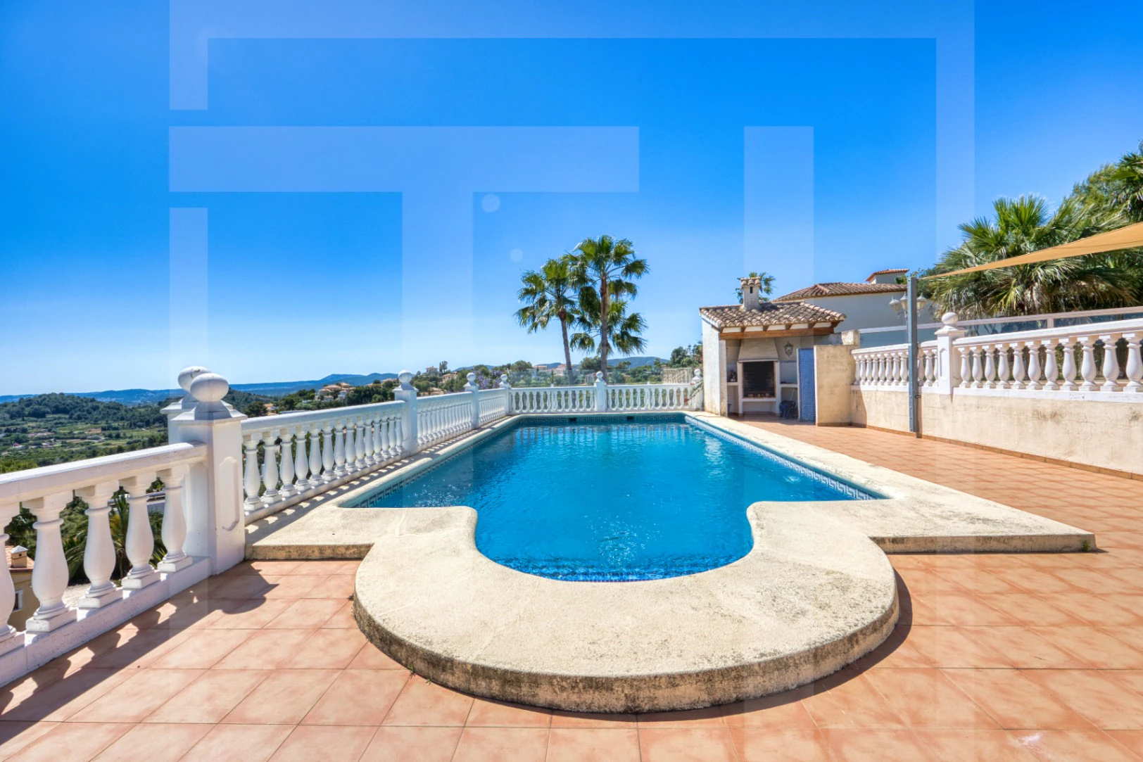 Villa en venta en La Sella con vistas al mar, golf y Montgó.