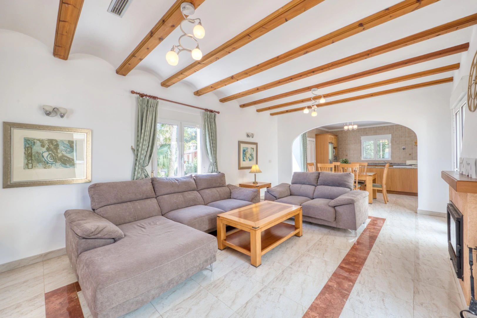 Villa en venta en La Sella con vistas al mar, golf y Montgó.