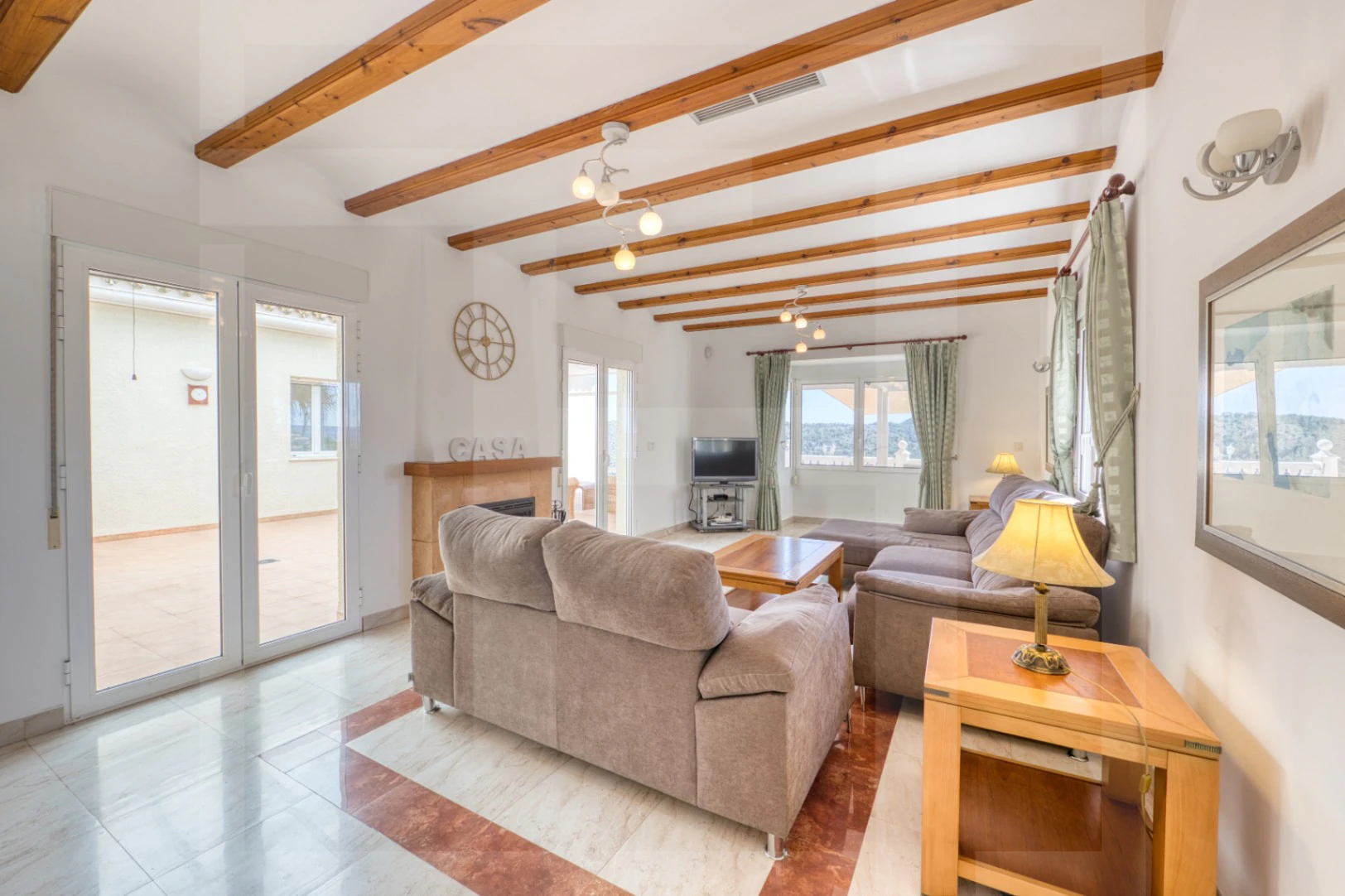 Villa en venta en La Sella con vistas al mar, golf y Montgó.