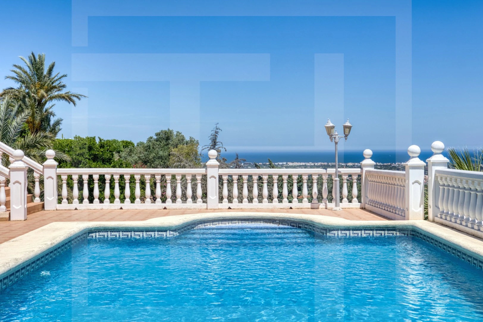 Villa en venta en La Sella con vistas al mar, golf y Montgó.