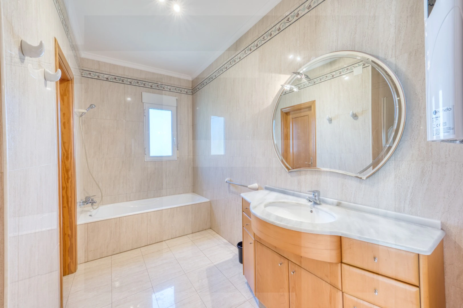 Villa en venta en La Sella con vistas al mar, golf y Montgó.