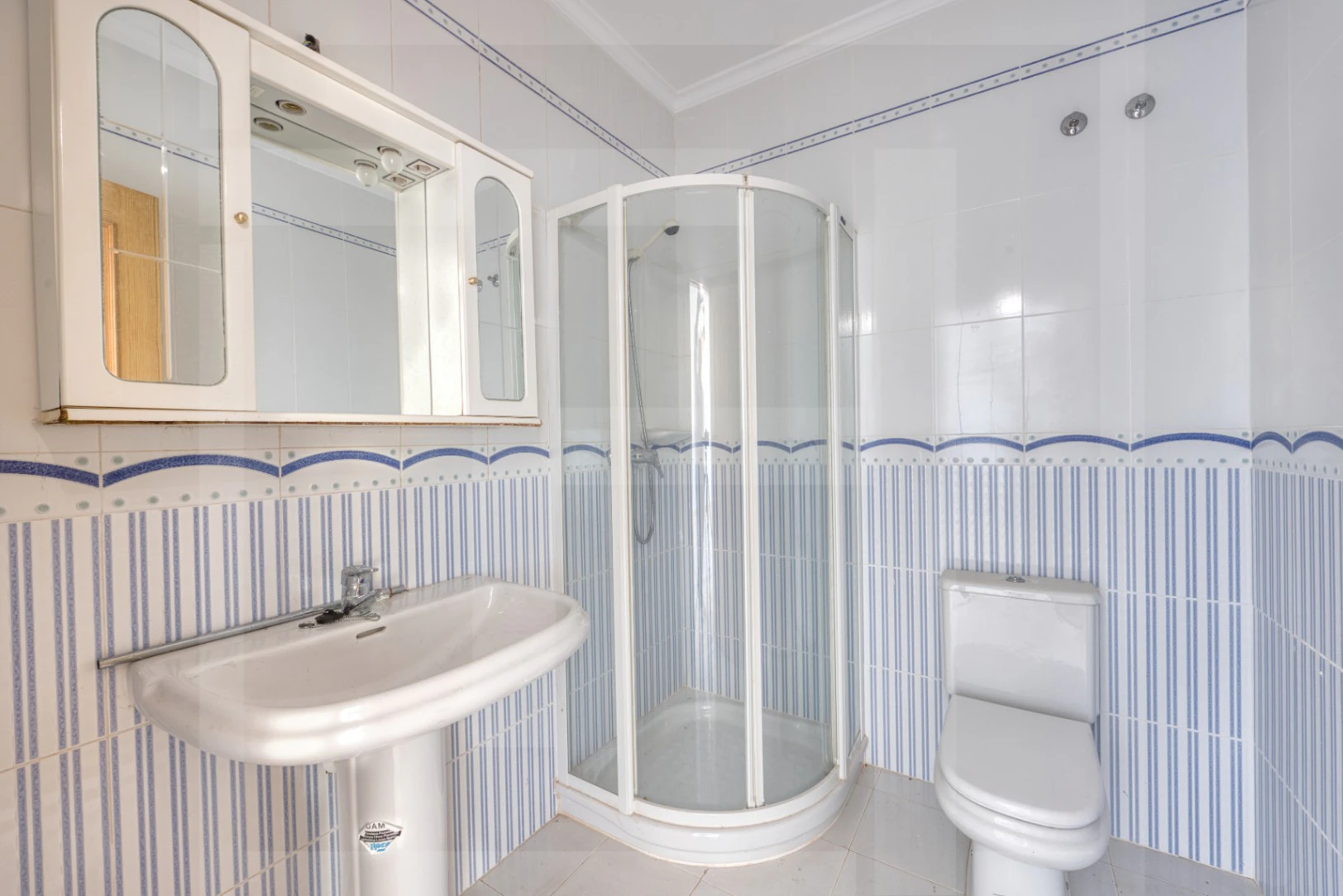 Villa en venta en La Sella con vistas al mar, golf y Montgó.