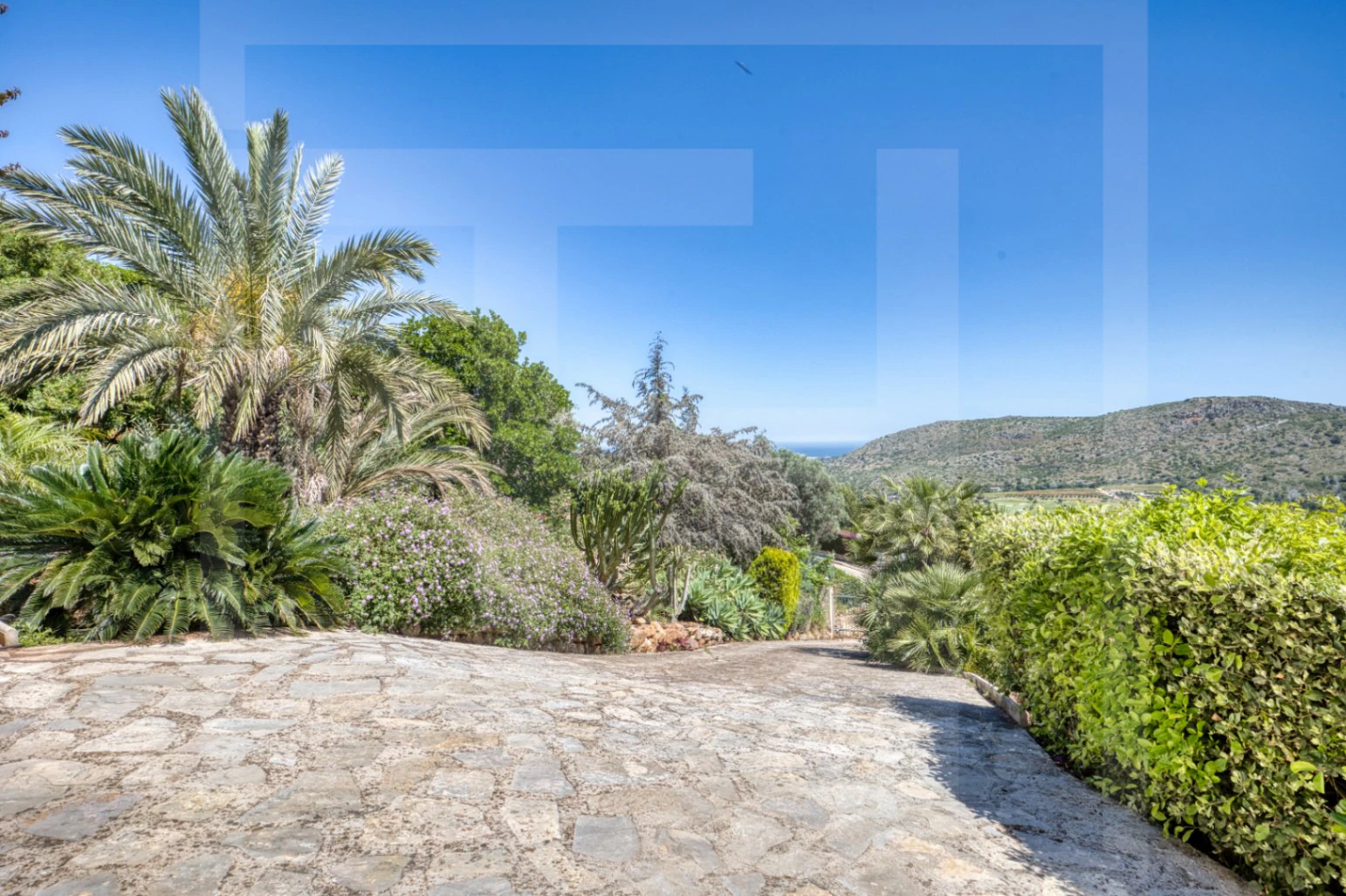 Villa en venta en La Sella con vistas al mar, golf y Montgó.
