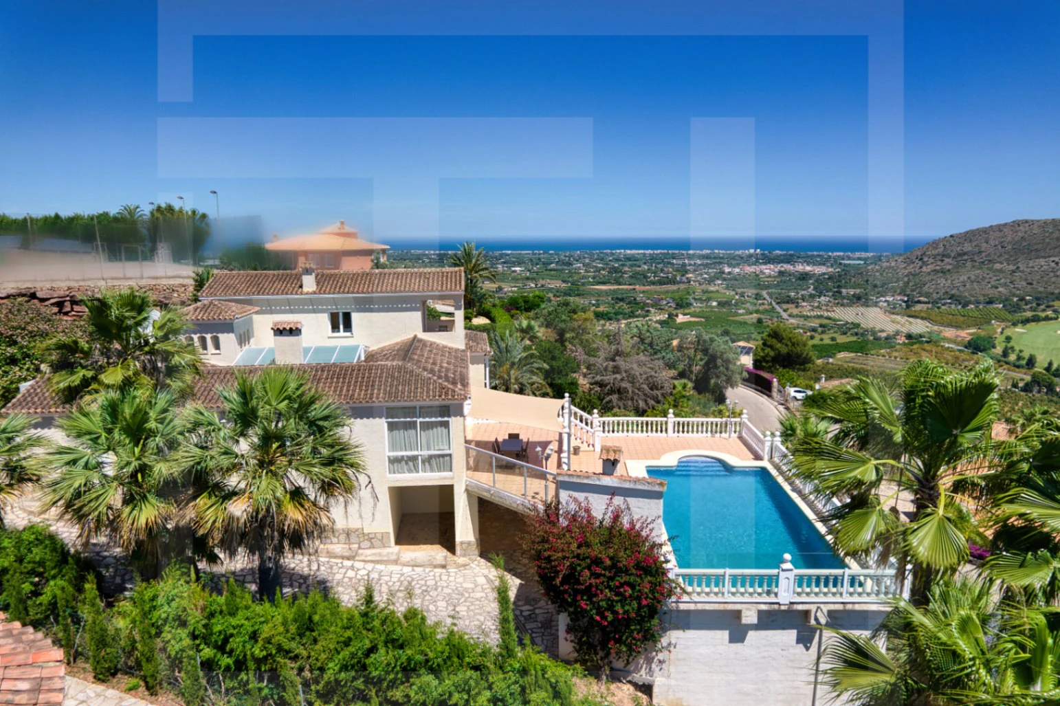 Villa en venta en La Sella con vistas al mar, golf y Montgó.