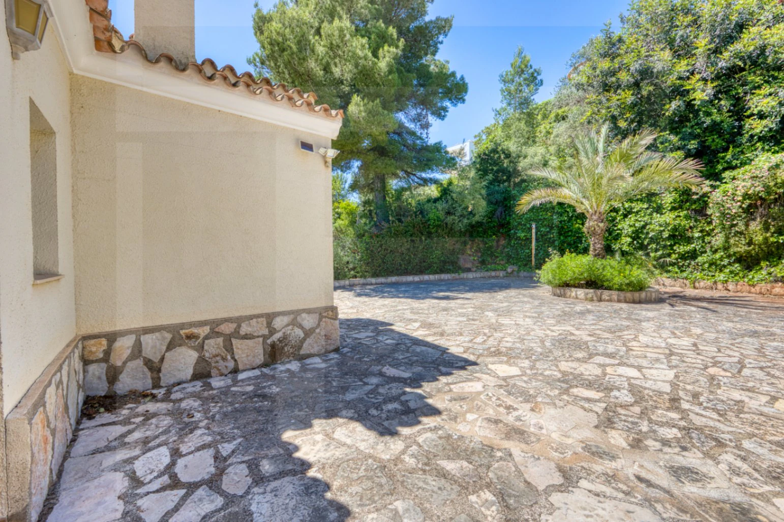 Villa en venta en La Sella con vistas al mar, golf y Montgó.