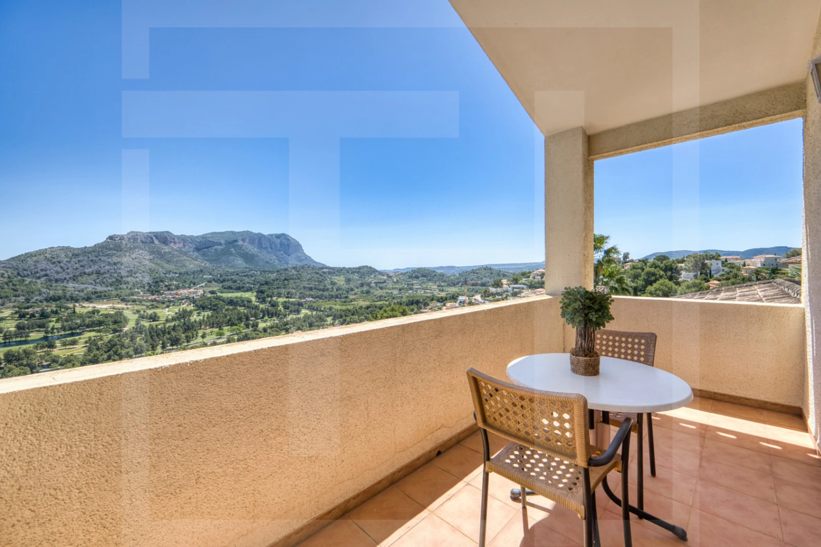 Villa en venta en La Sella con vistas al mar, golf y Montgó.