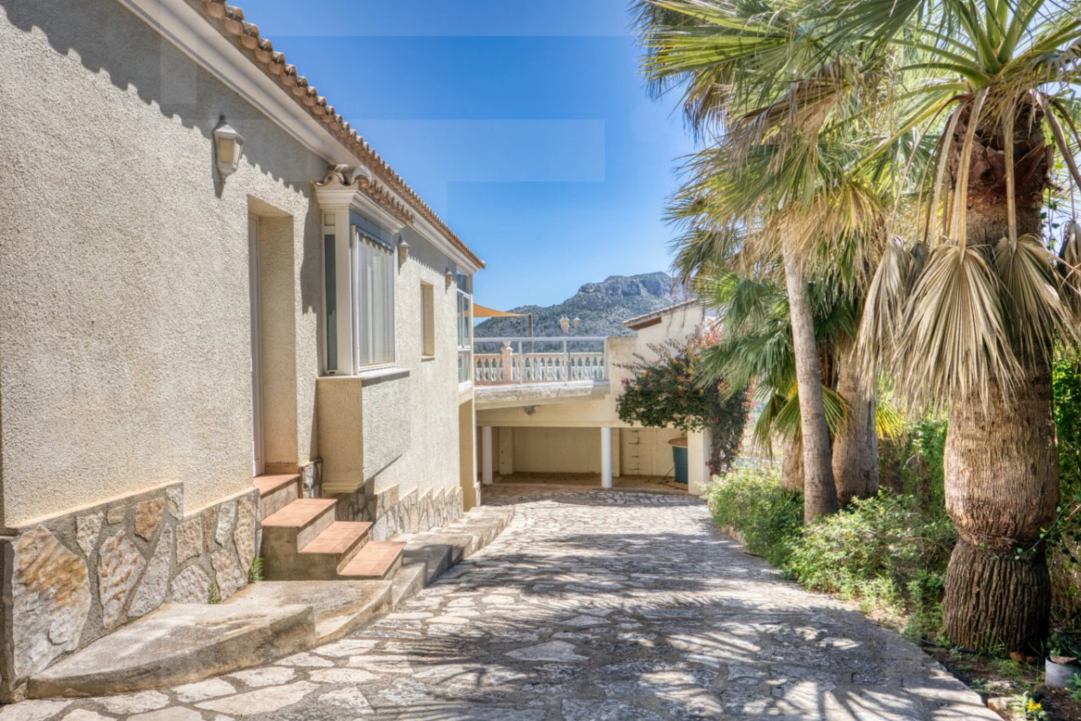 Villa en venta en La Sella con vistas al mar, golf y Montgó.