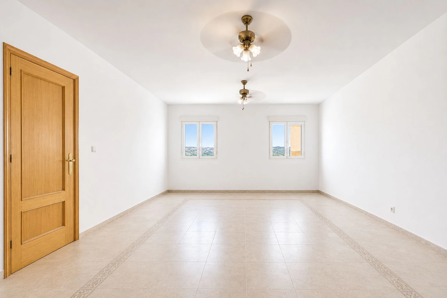 Villa en venta en La Sella con vistas al mar, golf y Montgó.
