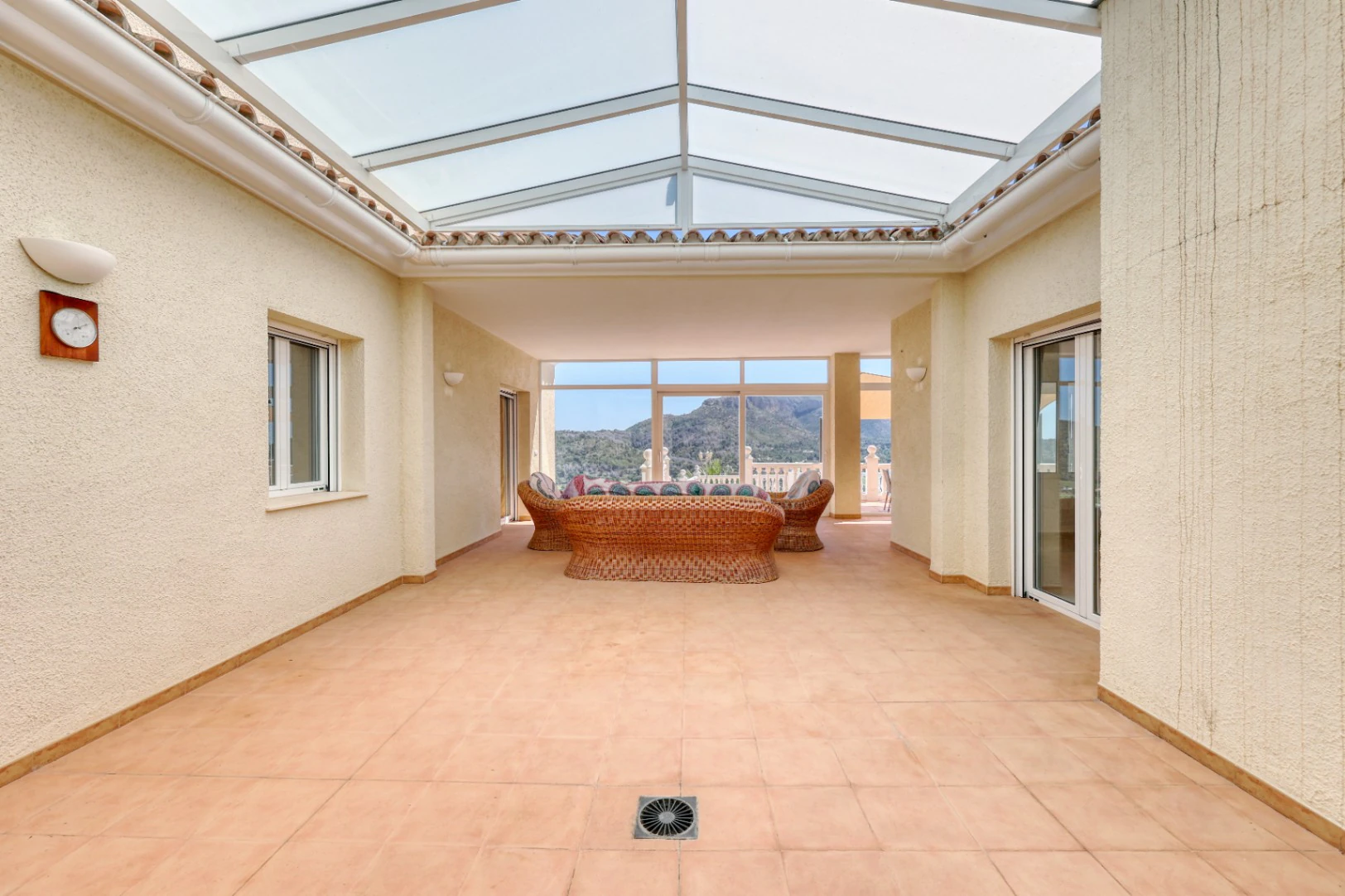 Villa en venta en La Sella con vistas al mar, golf y Montgó.