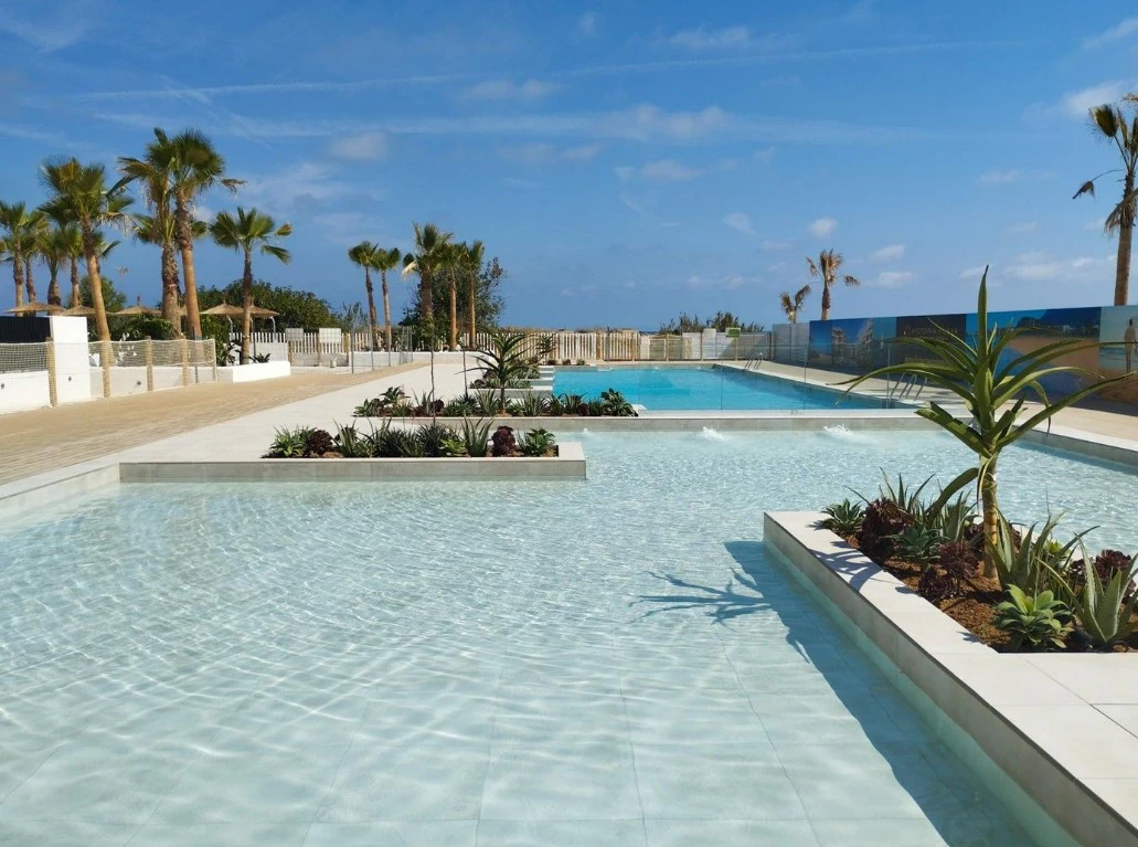 Apartamento de obra nueva en primera línea en playa en Dénia