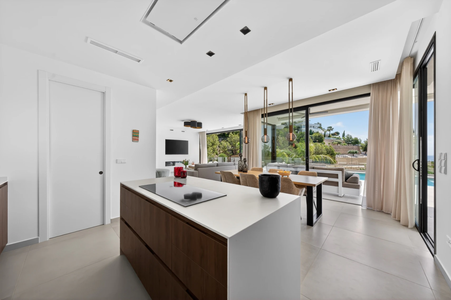 Villa moderna de reciente construcción en venta con vistas al mar en Raco del Galeno, Benissa