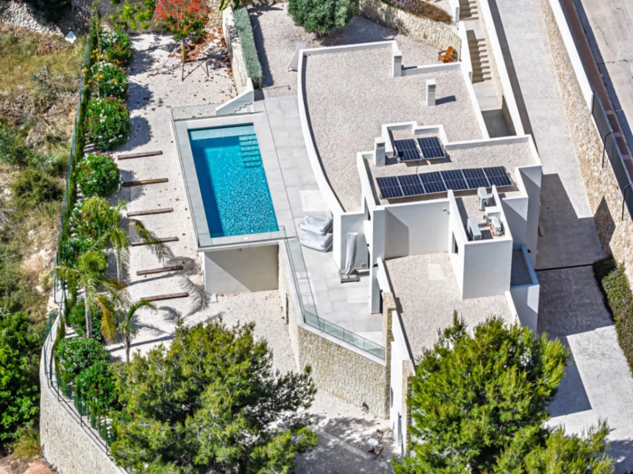 Villa moderna de reciente construcción en venta con vistas al mar en Raco del Galeno, Benissa
