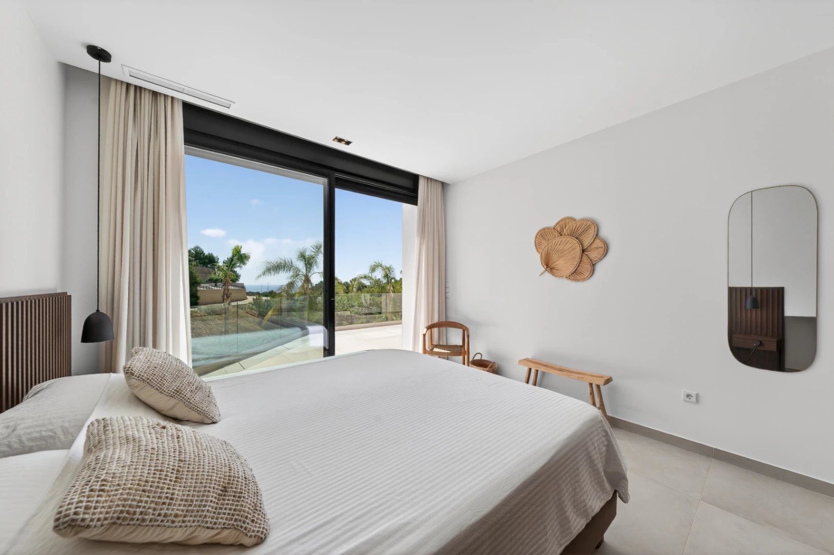 Villa moderna de reciente construcción en venta con vistas al mar en Raco del Galeno, Benissa