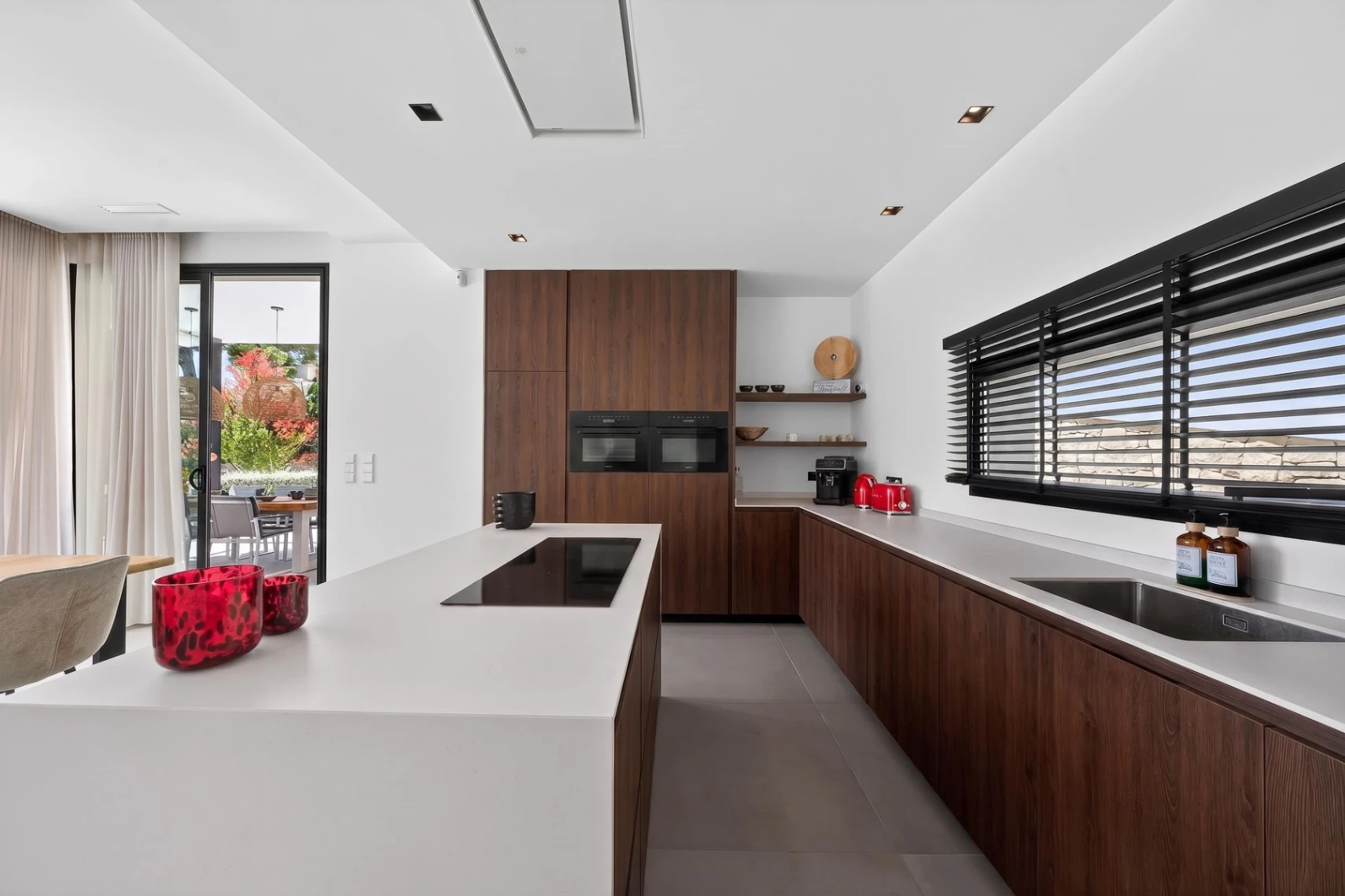 Villa moderna de reciente construcción en venta con vistas al mar en Raco del Galeno, Benissa
