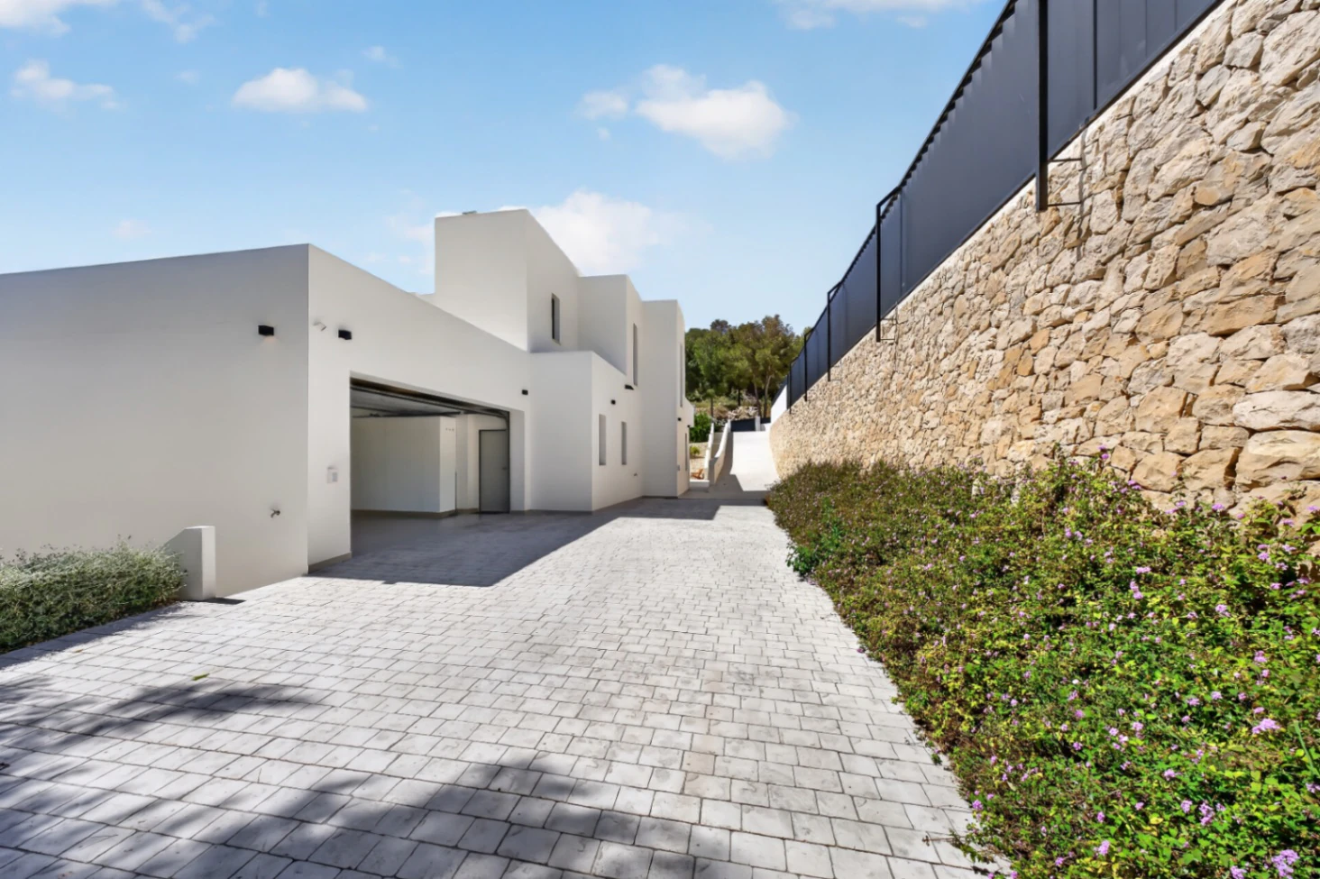 Villa moderna de reciente construcción en venta con vistas al mar en Raco del Galeno, Benissa