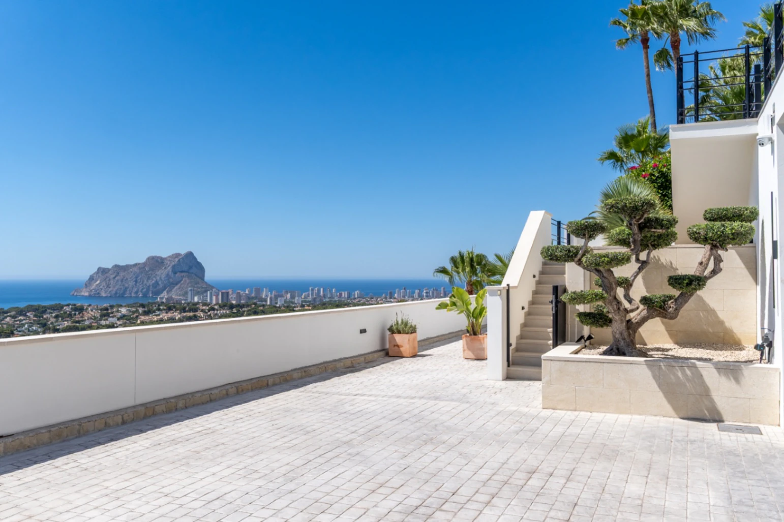 Villa méditerranéenne récemment construite à vendre à Benissa avec vue panoramique sur la mer à 180°