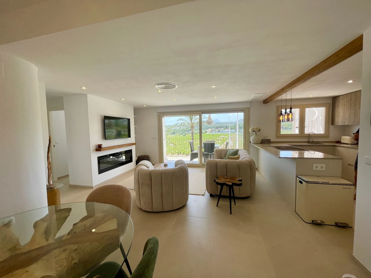 Ático dúplex de lujo en completamente renovado en Club Moraira con piscina privada y vistas al mar.