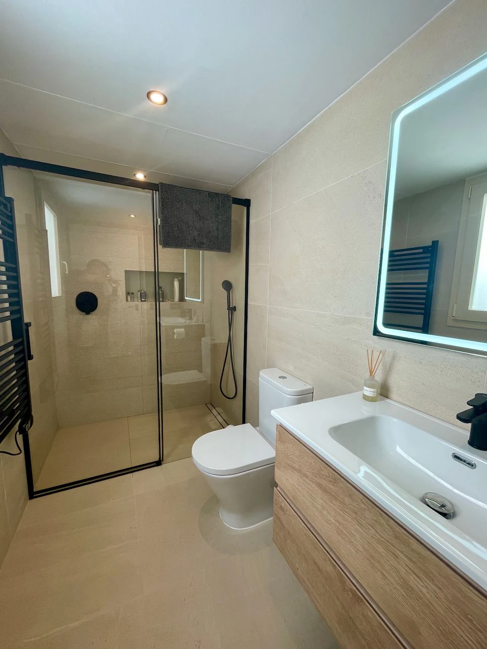 Ático dúplex de lujo en completamente renovado en Club Moraira con piscina privada y vistas al mar.