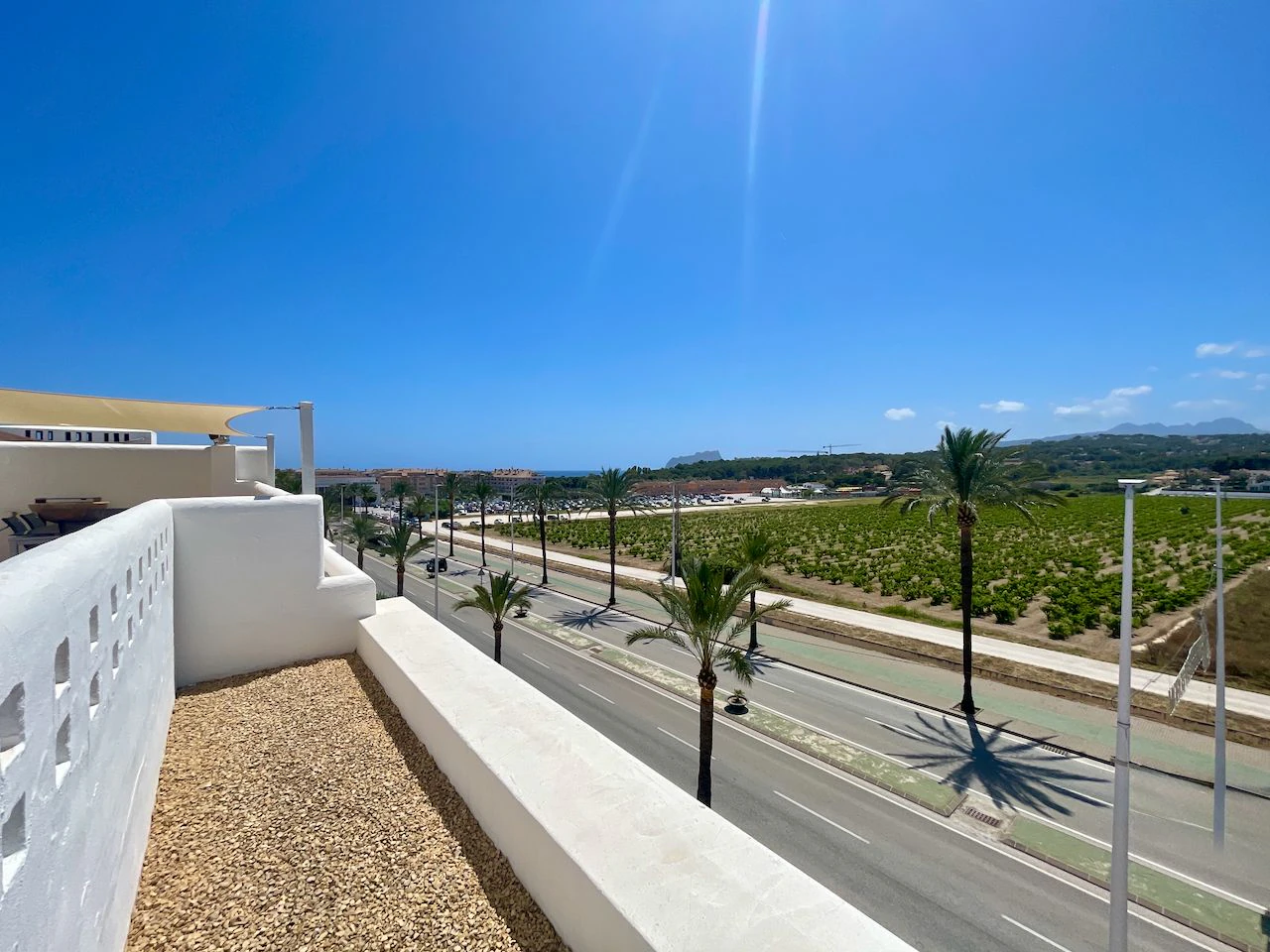 Ático dúplex de lujo en completamente renovado en Club Moraira con piscina privada y vistas al mar.