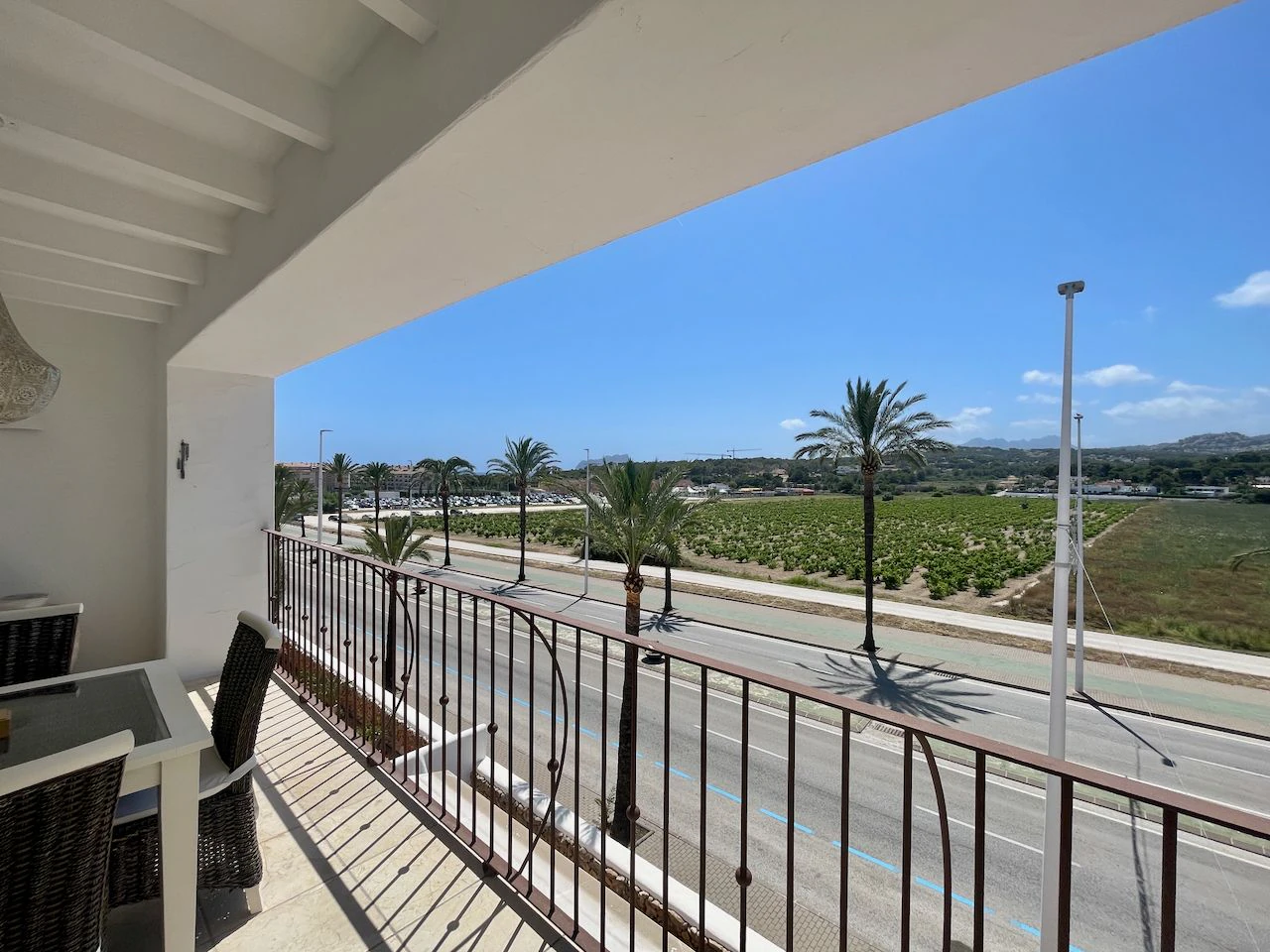 Ático dúplex de lujo en completamente renovado en Club Moraira con piscina privada y vistas al mar.