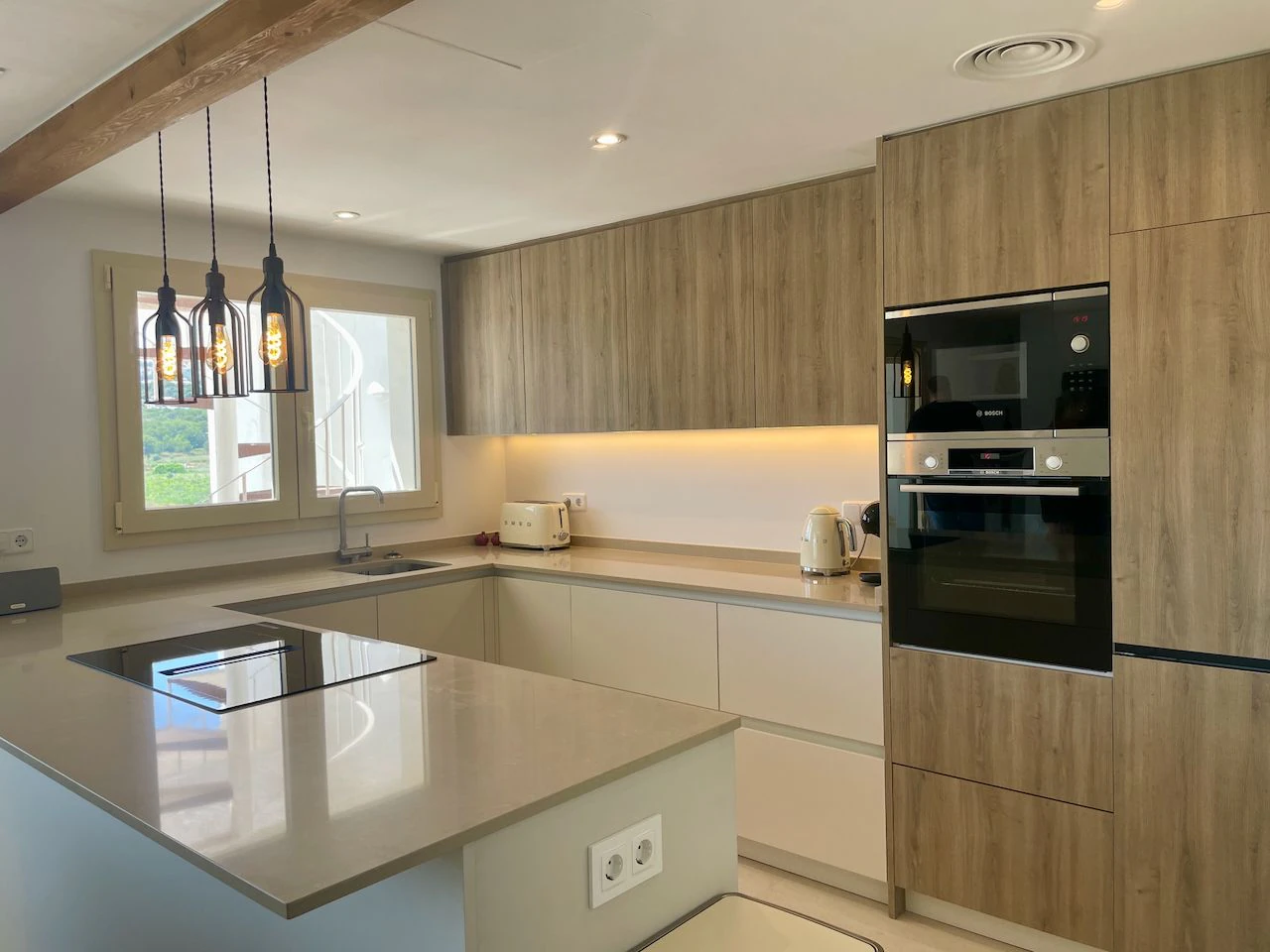 Ático dúplex de lujo en completamente renovado en Club Moraira con piscina privada y vistas al mar.