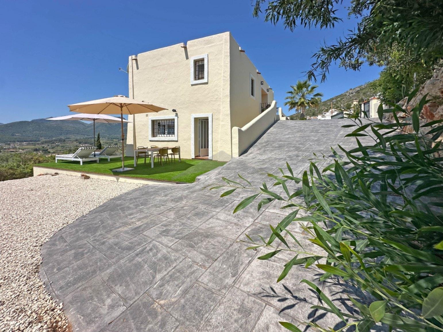 Volledig gerenoveerde villa met panoramisch uitzicht in Xaló