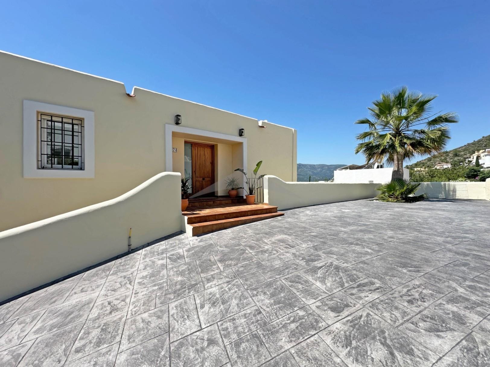 Volledig gerenoveerde villa met panoramisch uitzicht in Xaló