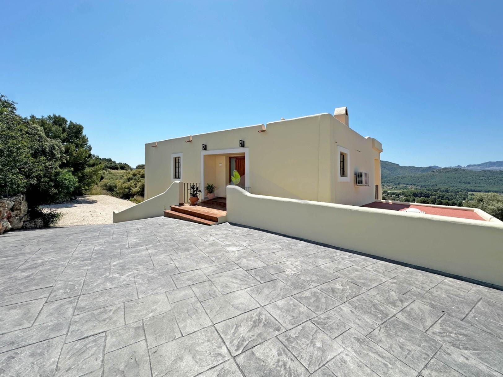 Volledig gerenoveerde villa met panoramisch uitzicht in Xaló