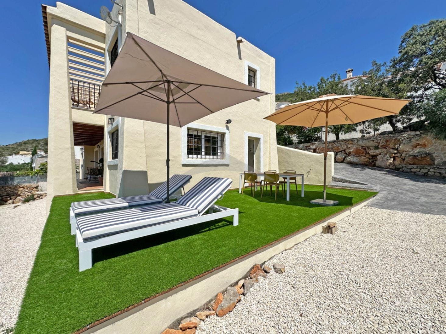 Volledig gerenoveerde villa met panoramisch uitzicht in Xaló