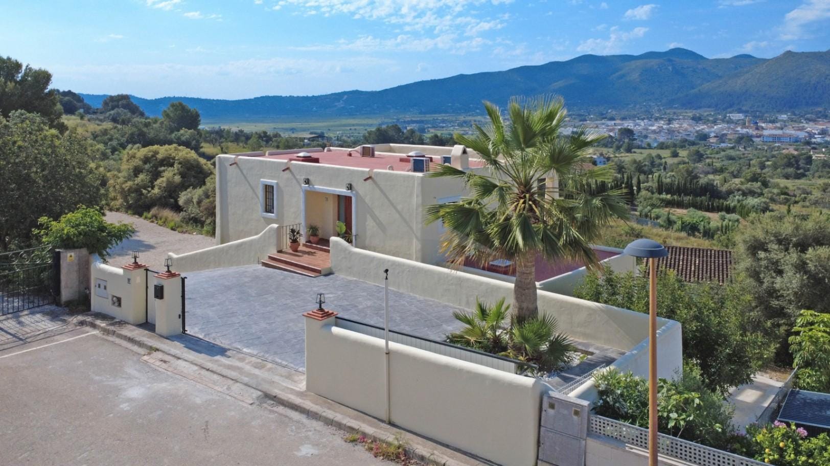 Volledig gerenoveerde villa met panoramisch uitzicht in Xaló