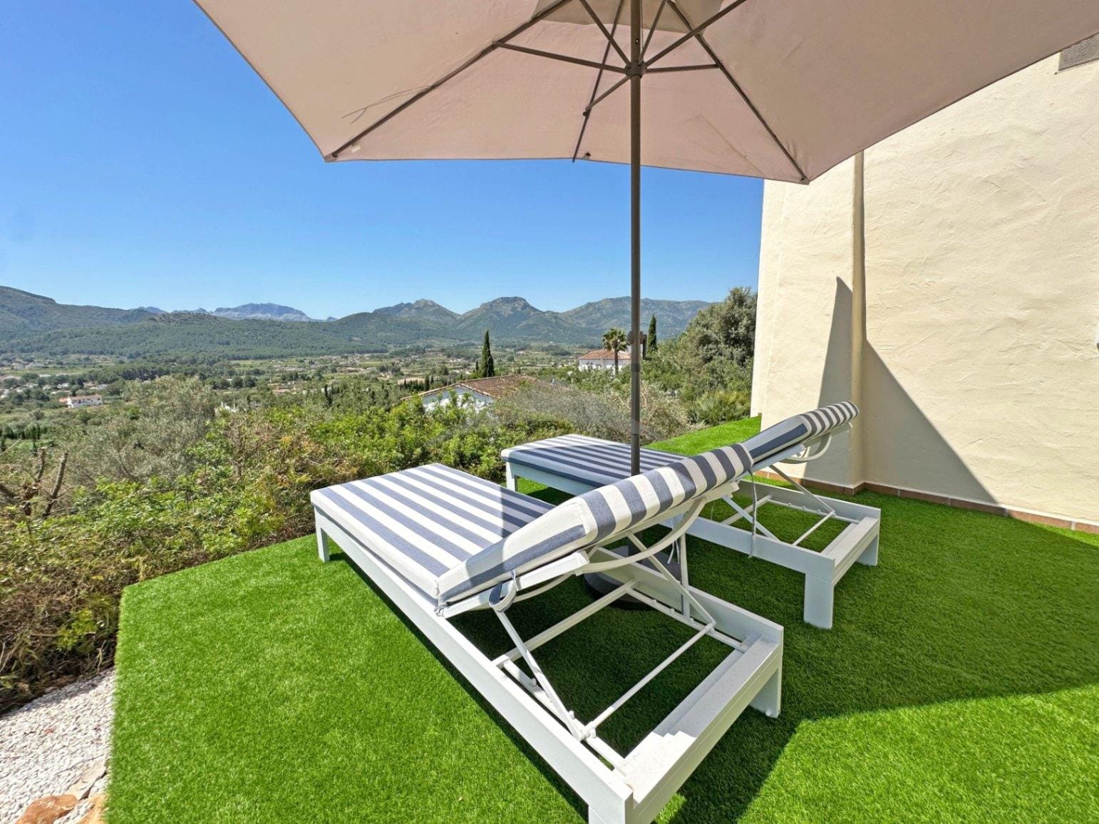 Volledig gerenoveerde villa met panoramisch uitzicht in Xaló