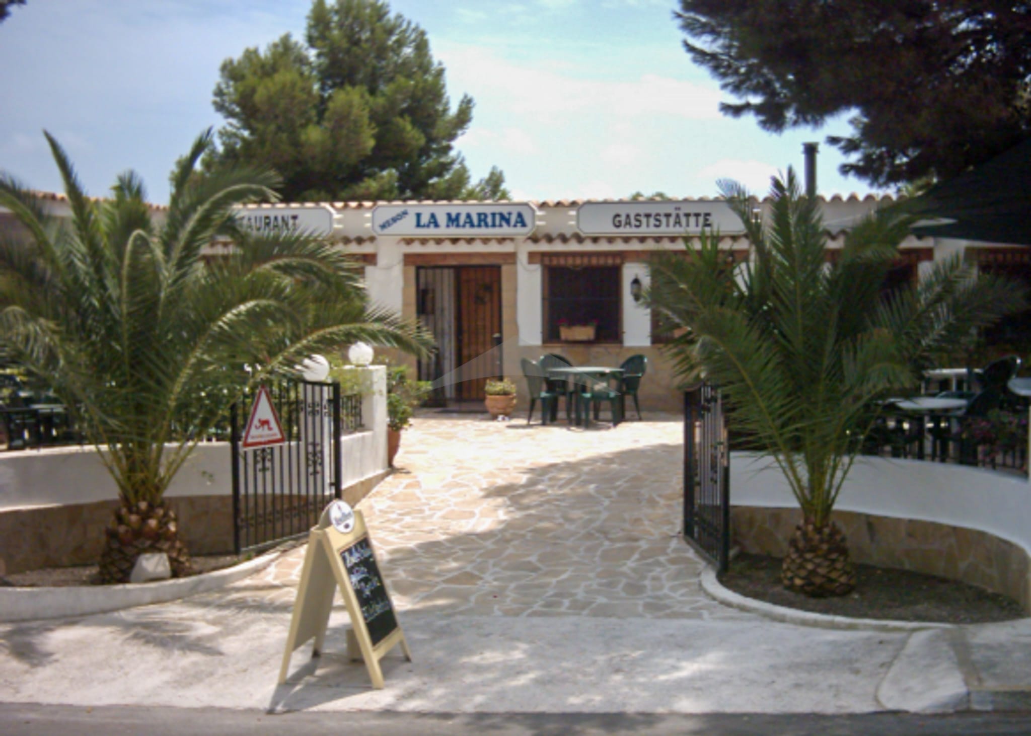 Restaurant for sale next to the golf of San Jaime with the possibility of converting it into a wonderful hotel.
