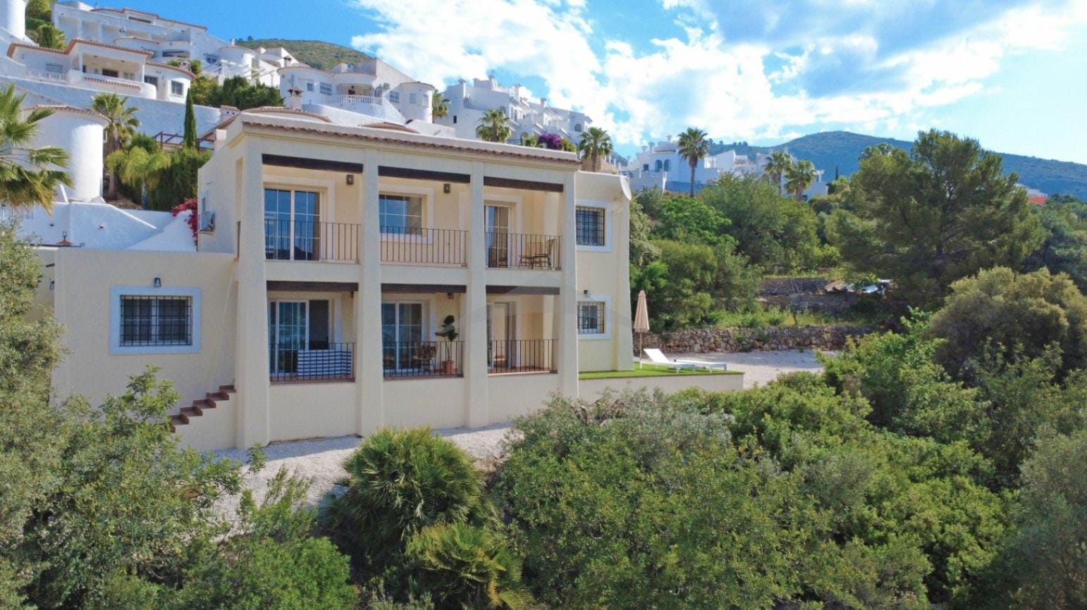 Volledig gerenoveerde villa met panoramisch uitzicht in Xaló