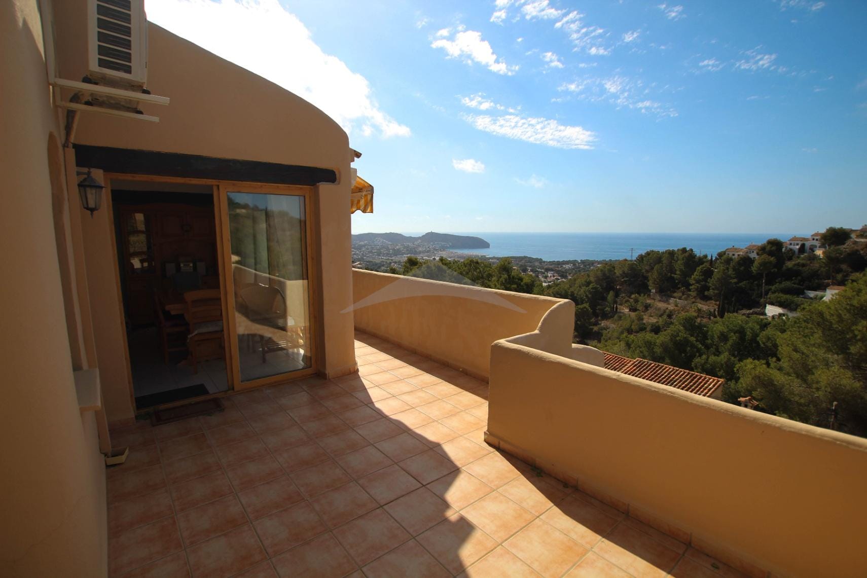 Half vrijstaand huis met uitzicht op zee te koop in Moraira