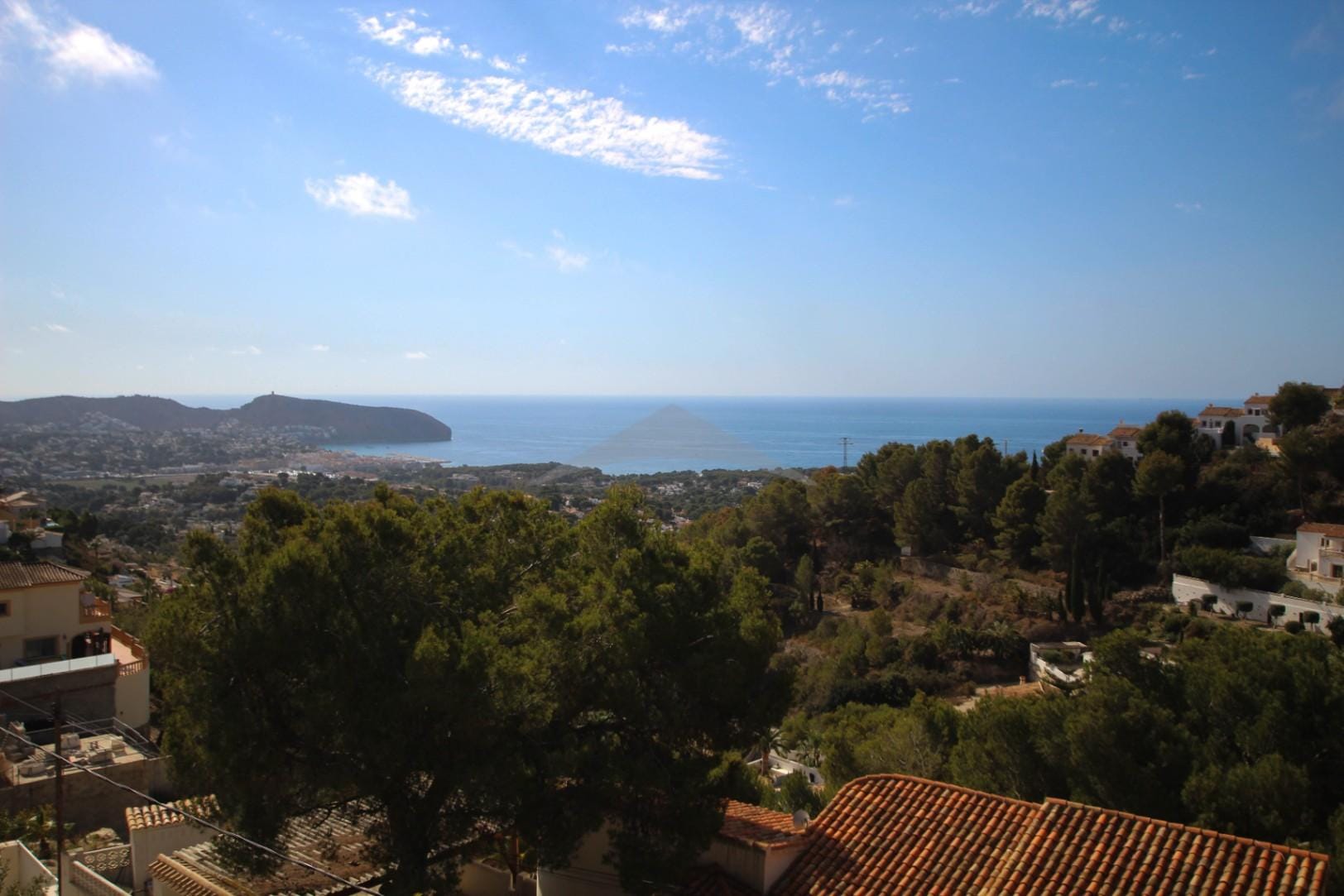 Half vrijstaand huis met uitzicht op zee te koop in Moraira